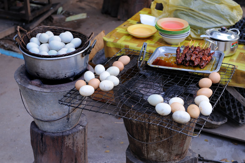 Уличная еда проста и съедобна: яйца, шашлык, белый хлеб, тростниковый сироп со льдом.