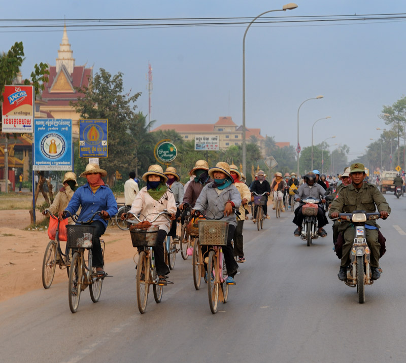Чем состоятельнее камбоджиец, тем позже начинается его рабочий день. Первыми на дороге появляются велосипеды, потом мототранспорт, позже легковушки и прочие джипы.
