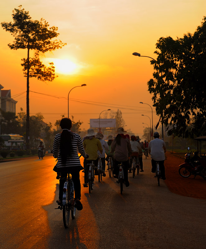 И таким вот традиционным закатом позвольте завершить показ последней серии камбоджийских картинок.