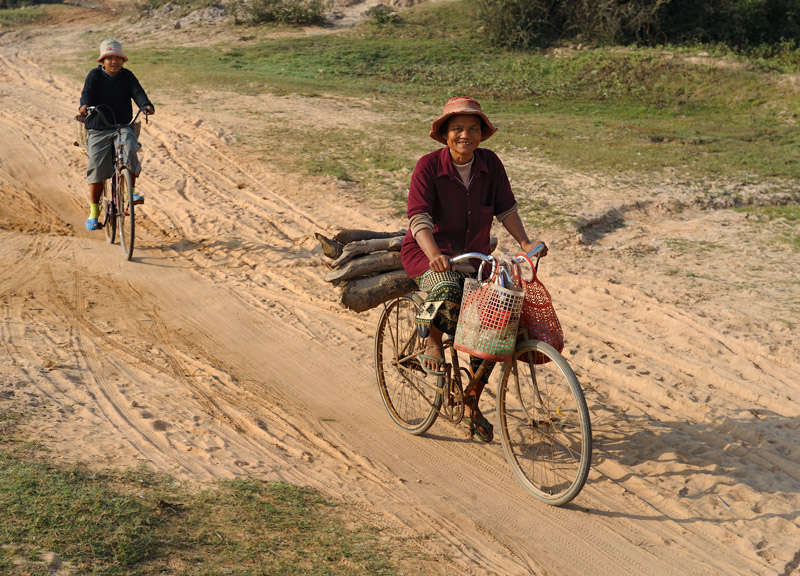 Веселые тетки на велосипедах возят дрова и всячески шуршат по хозяйственным делам.