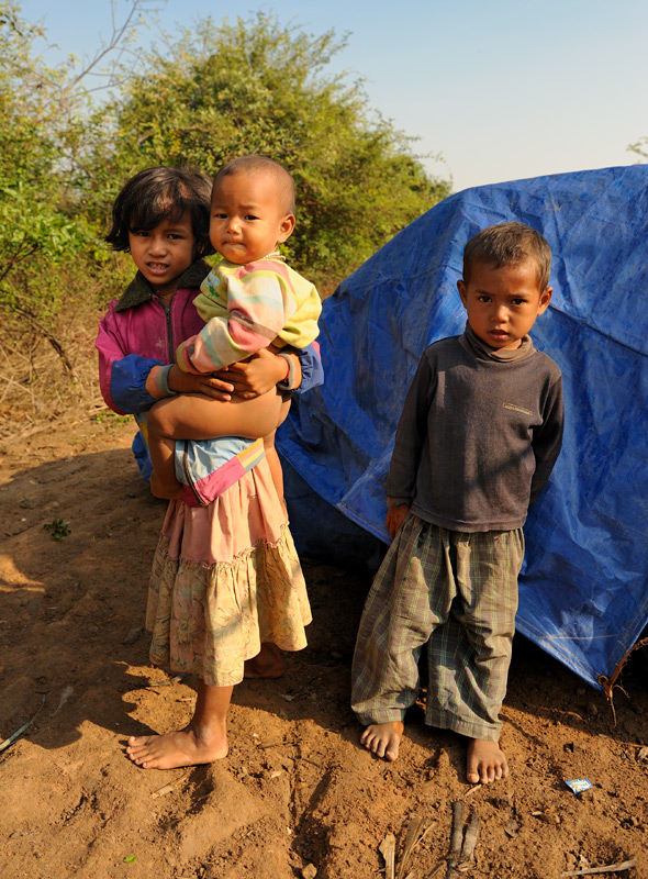 Совершенно не выглядят голодными и истощенными местные дети, в самой задрипанной деревне, которая только встретилась на моем пути.