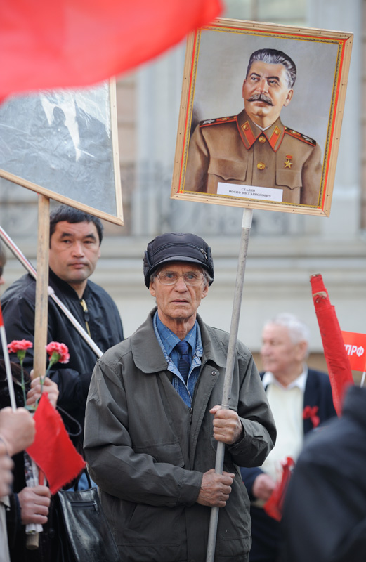 Вооружившись плакатами, портретом Сталина и вышибающими слезу взглядами, группа граждан вознамерилась покуситься на основы нашего
            капиталистического государственного строя.