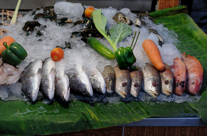Выбор морепродуктов традиционен и невелик. Готовят неплохо, хотя, в целом, кухня дороже и хуже, чем в Бангкоке.