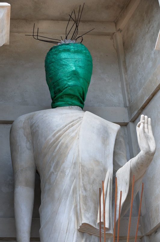 В основании Будды гнездятся статуи космонавтов с Альфы Центавра. Зеленые человечки топорщат многочисленные антенны на головах.