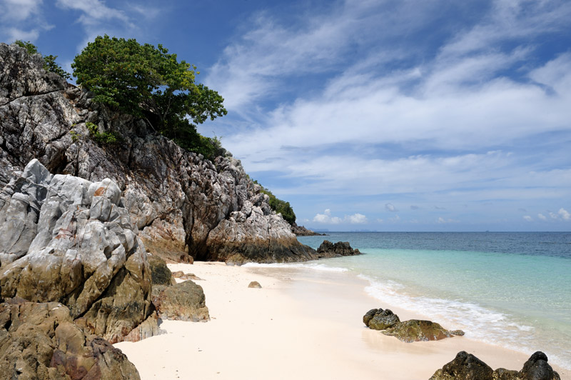Отлив дарит совершенно роскошные пляжи, посещаемые лишь пугливыми зелеными крабами.