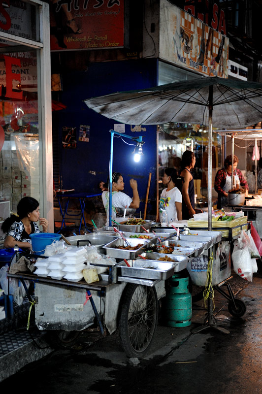 Узкие улицы окутаны запахом продуктов разной степени горелости и тухлости. Воистину, Бангкок — кулинарный рай. Изобилие хорошей и
            разнообразной еды повсюду преследует ваш стремительно жиреющий организм.