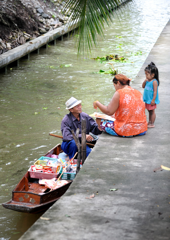 Из перечня стандартных туристических достопримечательностей особенно стоит выделить плавучий рынок (Floating Market) в мокнущем в сотне
            километров от Бангкока городке с языкозаплетательным названием Dumnoen Saduak.