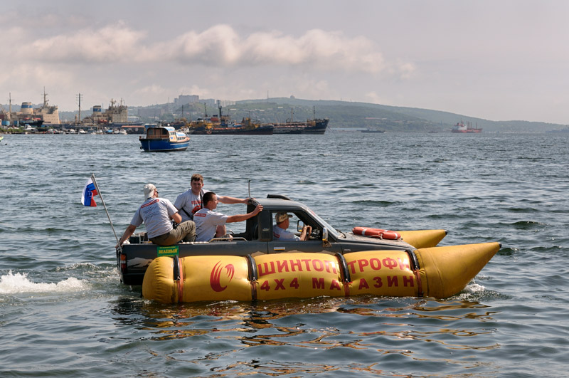 Покачиваясь на волнах, под музыку прощально тарахтящего двигателя, полная беженцев машина покидает владивостокские берега.