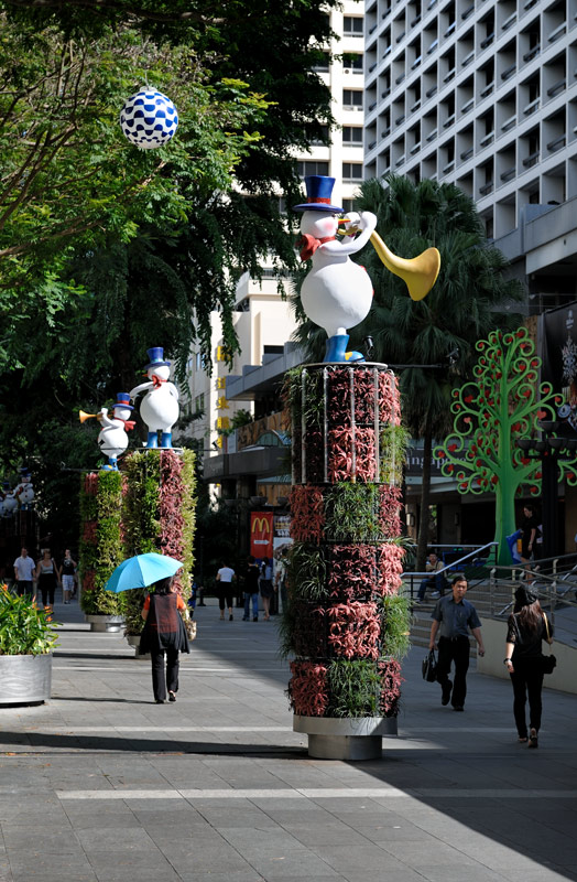 Новогоднее убранство улиц, по замыслу сингапурцев, призвано создавать рождественское настроение в тридцатиградусную жару.