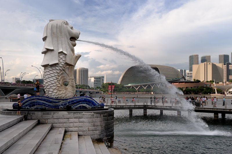Символ Сингапура — блюющий лев с рыбьим телом. Оно и понятно, изобразить писающую рыбу намного сложнее.