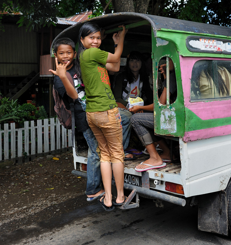 На Сулавеси, как и на других островах Индонезии, наиболее распространенный способ перевозки детей — навешивать их снаружи транспортного средства. Школьники цепляются за подножки, борта, сидят на крыше.