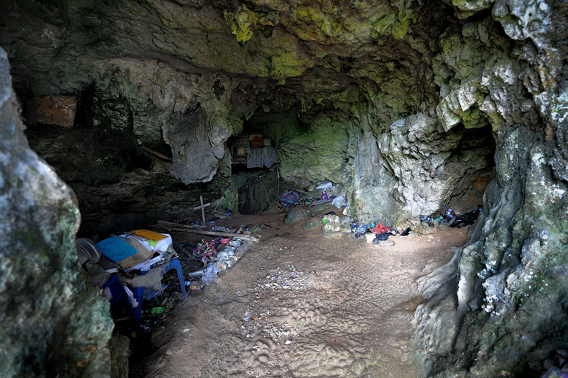 Граждане, добившиеся при жизни большего, нежели их развешенные по склону сородичи, покоятся в пещере.