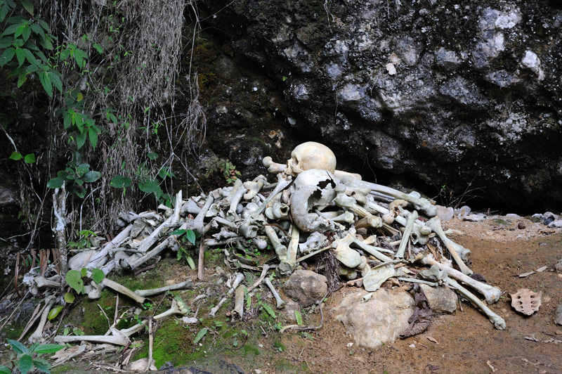 Когда развешанные по склонам гробы совсем разваливаются, кости кучками скапливаются у подножия.