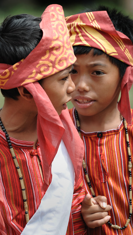 Почетный караул из детей одетых в праздничную национальную одежду.