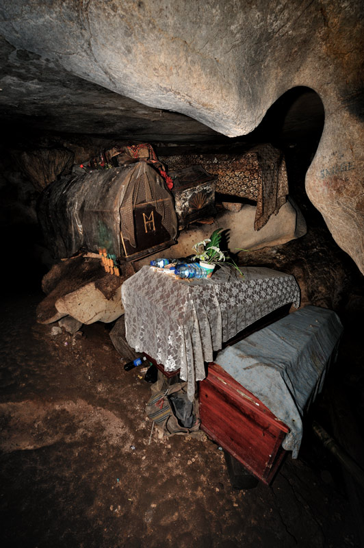 Запаха свежих покойников в пещере нет, вероятно, тела бальзамируют.