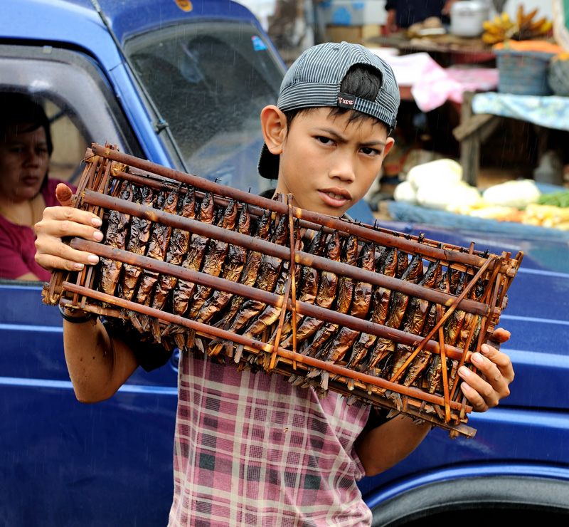 Копченая рыба продается прямо вместе с бамбуковой решеткой, примерно как мед в сотах.