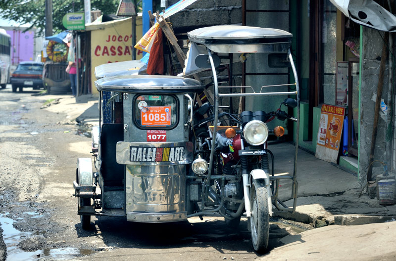 Начнем с традиционных для ЮВА мотоциклов с будками. Манильские пассажирские скворечники из жести напоминают помесь кофемолки с соковыжималкой. Пассажиры, сидящие внутри подпрыгивающей на кочках конструкции, могут в полной мере ощутить
              себя как перемалывающимися кофейными бобами, так и давленными апельсинами.