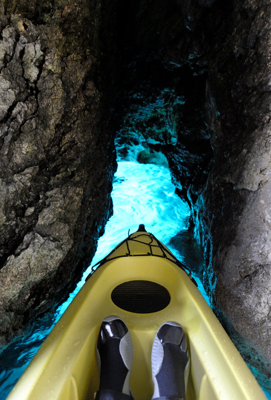 Вода проточила множество замысловатых ходов в мягком известняке. В причудливый лабиринт пещер свет порой попадает снизу, озаряя мокрые своды едким голубым блеском.