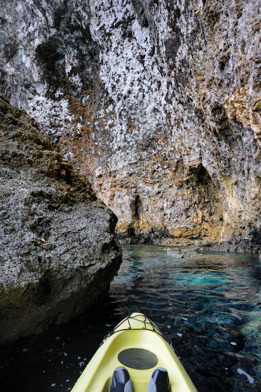 Бездельникам же для прогулок по окрестностям (в данном случае) идеален морской пляжный каяк сит-он-оп. Прочный пластиковый корпус терпимо относится к контактам с устрашающе острыми скалами, маневренность хороша в пещерах, а приличная
              остойчивость позволяет удобно фотографировать с воды.