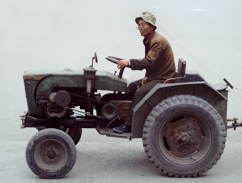 Трактора также серийного производства, даже достаточно древней на вид конструкции. Хотя, в соседнем Китае, такой транспорт часто собирается самостоятельно из случайных деталей и узлов.