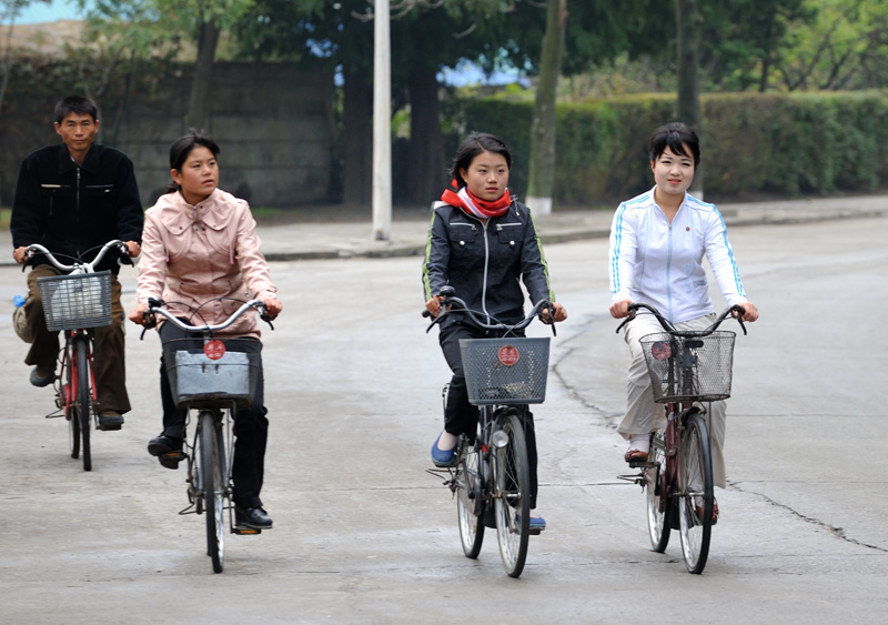 Жительницы Вонсана, как истинные провинциалки, раскатывают на велосипедах. У пхеньянских женщин это считается неприличным, ибо, по их мнению, женщина на велосипеде выглядит некрасиво.