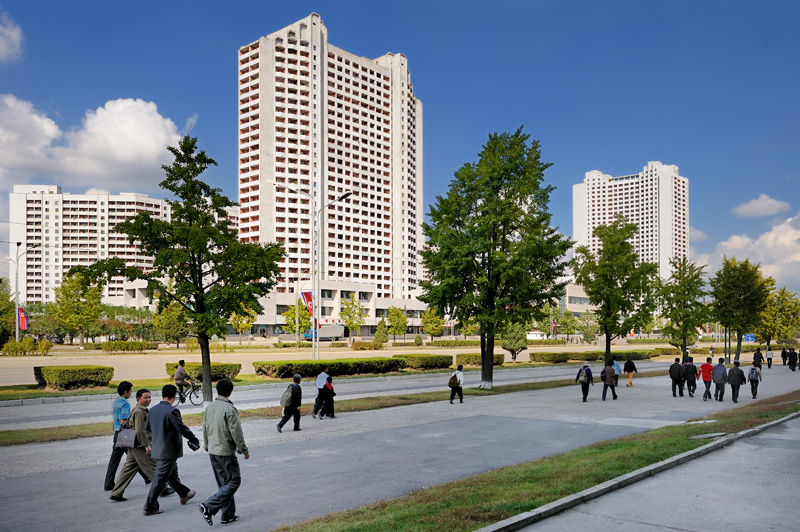 Улицы Пхеньяна. Почти все здания жилые, административных очень мало. Первые этажи — магазины.