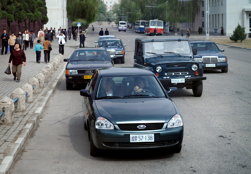 Впервые в жизни увидел современное изделие российского «АвтоВАЗа» — достаточно обычный транспорт на улицах Пхеньяна. Культурного шока не испытал, сооружение внешне очень похоже на настоящий автомобиль.