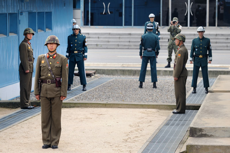 Иностранцам же в качестве развлечения, помимо музея, показывают корейско-корейскую границу. Покемоны в синей форме и фотограф — это уже южнокорейцы на южнокорейской территории.