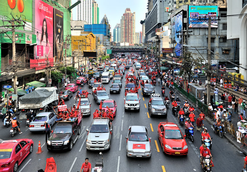 Трудно сплотить ряды однопартийцев «плечом к плечу», можно поцарапать борта автомобилей. Вот и растянулись краснорубашечники на многие километры по бесконечно огромному Бангкоку.