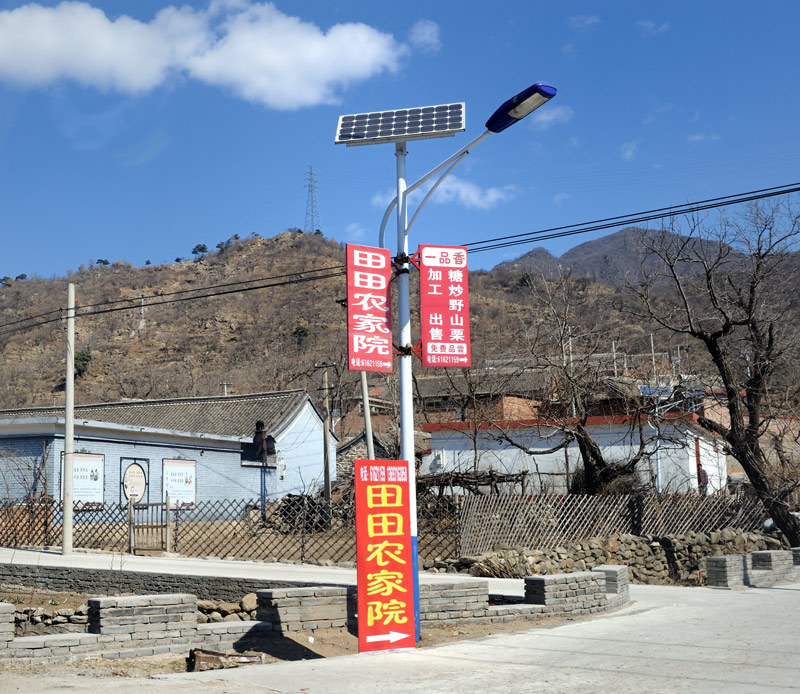 И в заключение продемонстрирую еще один типовой шедевр технической мысли — все дорожные фонари в пригороде питаются от солнечных батарей. На этом, позвольте, завершить краткий показ китайских картинок.