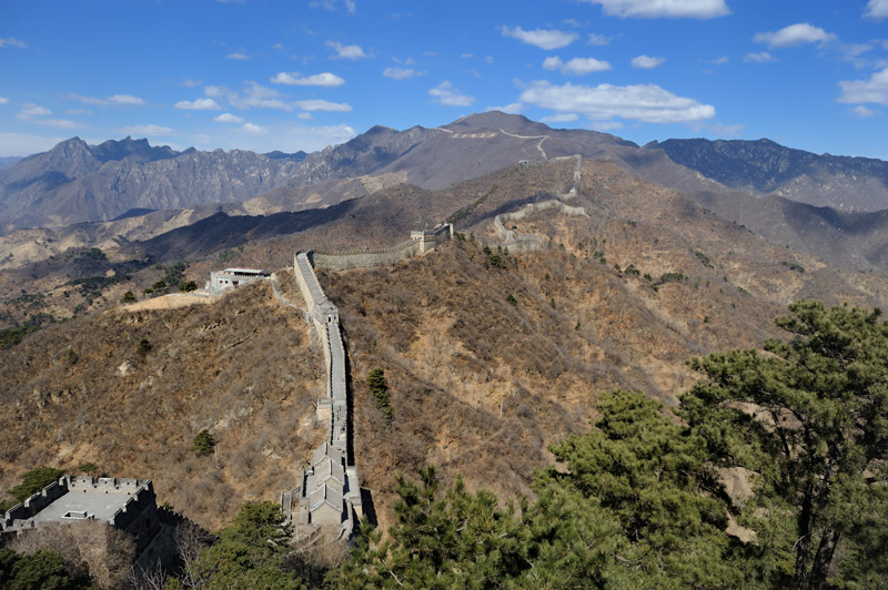 Отреставрированный на потеху туристам участок Великой китайской стены. Позволяет воочию наблюдать, как выглядела стена сразу после завершения строительства в этом месте, хотя и лишает нас очарования подлинных развалин.