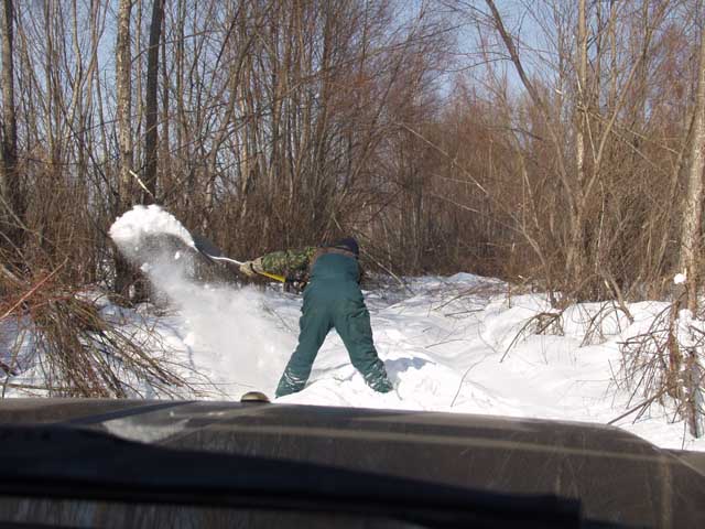 
      На следующий день решили мы заняться дорожным строительством. Идет проверка глубины снежного покрова.
    