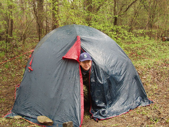 
      Отдельные личности долго не хотят вылазить из теплой и уютной палатки.
    