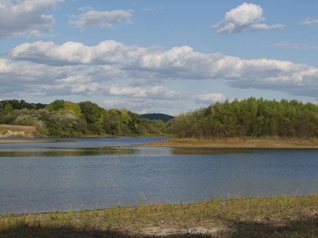 
      Слияние Арсеньевки с Уссури. То что ближе это Арсеньевка, соответственно на заднем плане наблюдается самая большая река Приморья.
    