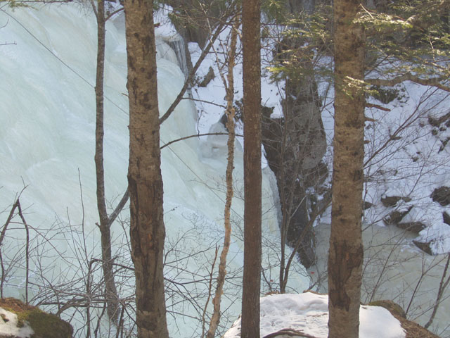 
              Собственно сами замерзшие водопады. Злобные альпинисты успели тут натянуть свою веревку. Спускаться и изучать местность нет времени, нас ждет бездорожье.
            