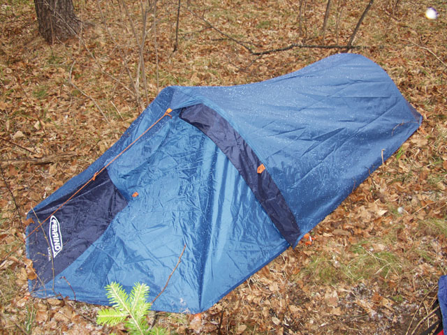 Собственно это лето я планирую берложиться в такой вот палатке. Помимо меня самого, уложенного в форме собачьих фекалиев, в палатку больше ничего не влазит. Ощущаешь себя одинокой сосиской в вакуумной упаковке.
            
