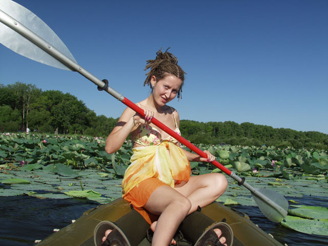 Одноместный Рафтмастер успешно вмещает все мое семейство. Девушка с веслом.
            