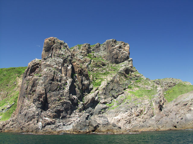 Ершей отправились ловить у острова Клыкова. Живописные скалы которого, весьма художественно обосраны чайками и прочими птицами.
            